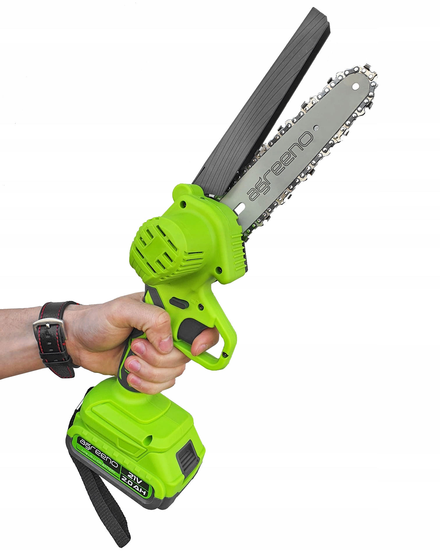 Bezprzewodowa mini piła łańcuchowa, z widocznym akumulatorem u podstawy uchwytu oraz osłoną prowadnicy trzymana w dłoni - ujęcie nr 3